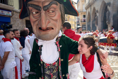 Foto de la comparsa de gigantes y cabezudos de San Fermín este viernes 7 de julio de 2023./