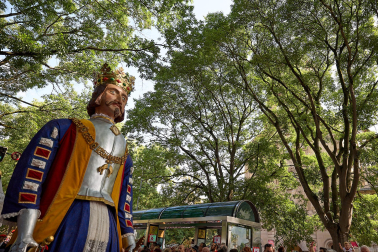 Foto de la comparsa de gigantes y cabezudos de San Fermín este viernes 7 de julio de 2023./