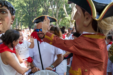 Foto de la comparsa de gigantes y cabezudos de San Fermín este viernes 7 de julio de 2023./
