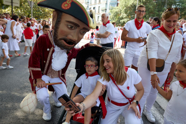 Foto de la comparsa de gigantes y cabezudos de San Fermín este viernes 7 de julio de 2023./