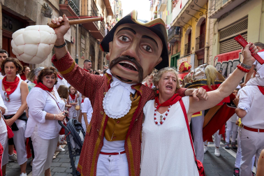 Foto de la comparsa de gigantes y cabezudos de San Fermín este viernes 7 de julio de 2023./