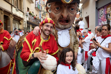 Foto de la comparsa de gigantes y cabezudos de San Fermín este viernes 7 de julio de 2023./
