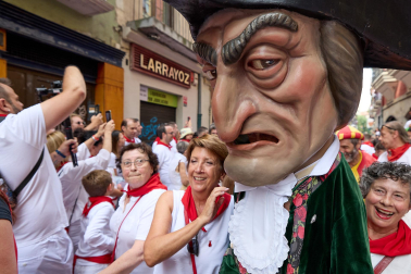 Foto de la comparsa de gigantes y cabezudos de San Fermín este viernes 7 de julio de 2023./