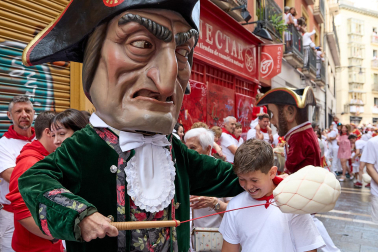 Foto de la comparsa de gigantes y cabezudos de San Fermín este viernes 7 de julio de 2023./
