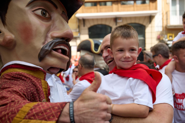 Foto de la comparsa de gigantes y cabezudos de San Fermín este viernes 7 de julio de 2023./