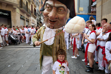 Foto de la comparsa de gigantes y cabezudos de San Fermín este viernes 7 de julio de 2023./