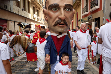 Foto de la comparsa de gigantes y cabezudos de San Fermín este viernes 7 de julio de 2023./