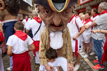 Foto de la comparsa de gigantes y cabezudos de San Fermín este viernes 7 de julio de 2023./
