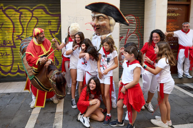 Foto de la comparsa de gigantes y cabezudos de San Fermín este viernes 7 de julio de 2023./