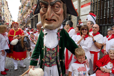 Foto de la comparsa de gigantes y cabezudos de San Fermín este viernes 7 de julio de 2023./