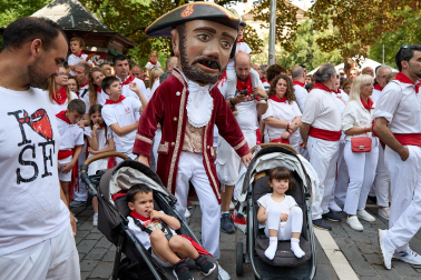 Foto de la comparsa de gigantes y cabezudos de San Fermín este viernes 7 de julio de 2023./