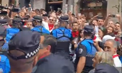 La Corporación ha recorrido la calle de vuelta a la Catedral rodeada por un fuerte cordón de la Policía Municipal