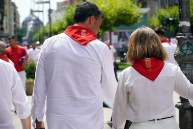Los populares Javier Garcia y Cuca Gamarra, con pañuelo de San Fermín bordado con su nombre, este viernes en Pamplona