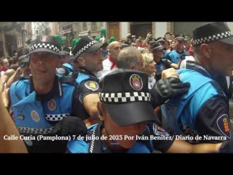 Gritos y abucheos, pero también aplausos, al paso de la Corporación municipal por la calle Curia.