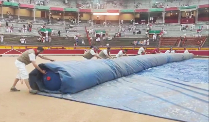 Retirada de la protección de la arena de la plaza de toros el 7 de julio
