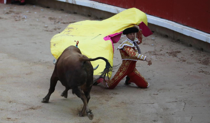 Rafaelillo da un pase de capote al primero de la tarde, 'Escandalito'