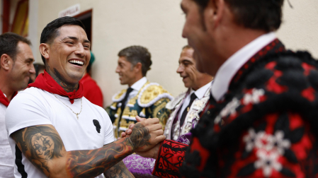 'Chimy' Ávila saluda a subalternos y toreros en el patio de caballos antes de comenzar el festejo taurino de esta tarde en la Plaza de Toros de Pamplona
