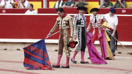 Juan del Álamo, con una bandera de Osasuna