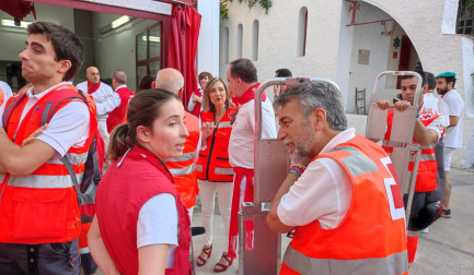 Ibarrola, en el patio de caballos con el dispositivo de la Cruz Roja