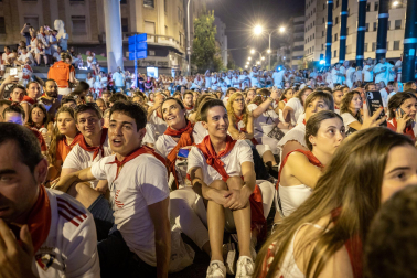 Público asistente a los fuegos artificiales del sábado 8 de julio