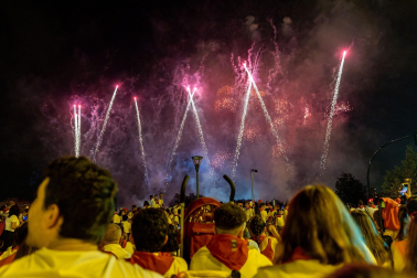 Público asistente a los fuegos artificiales del sábado 8 de julio