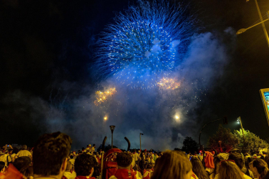 Público asistente a los fuegos artificiales del sábado 8 de julio