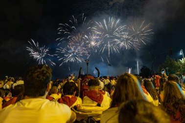 Público asistente a los fuegos artificiales del sábado 8 de julio
