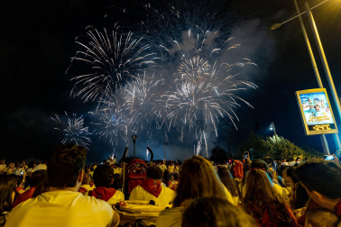 Público asistente a los fuegos artificiales del sábado 8 de julio