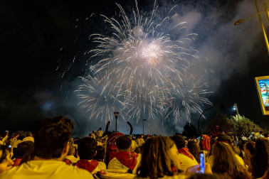 Público asistente a los fuegos artificiales del sábado 8 de julio