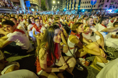 Público asistente a los fuegos artificiales del sábado 8 de julio
