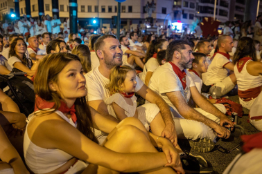 Público asistente a los fuegos artificiales del sábado 8 de julio