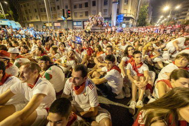 Público asistente a los fuegos artificiales del sábado 8 de julio