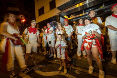 Público asistente a los fuegos artificiales del sábado 8 de julio