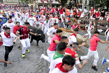 Imágenes del cuarto encierro de San Fermín 2023.