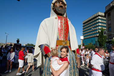Fotos de la Comparsa de Gigantes y Cabezudos este lunes, 10 de julio.