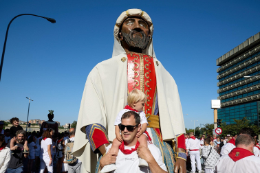 Fotos de la Comparsa de Gigantes y Cabezudos este lunes, 10 de julio.