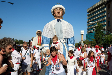 Fotos de la Comparsa de Gigantes y Cabezudos este lunes, 10 de julio.