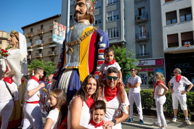 Fotos de la Comparsa de Gigantes y Cabezudos este lunes, 10 de julio.