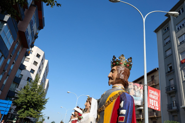 Fotos de la Comparsa de Gigantes y Cabezudos este lunes, 10 de julio.