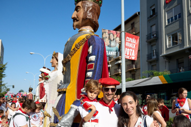 Fotos de la Comparsa de Gigantes y Cabezudos este lunes, 10 de julio.