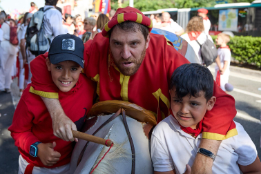 Fotos de la Comparsa de Gigantes y Cabezudos este lunes, 10 de julio.