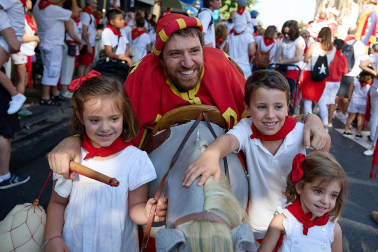Fotos de la Comparsa de Gigantes y Cabezudos este lunes, 10 de julio.