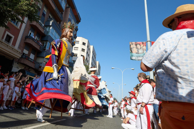 Fotos de la Comparsa de Gigantes y Cabezudos este lunes, 10 de julio.
