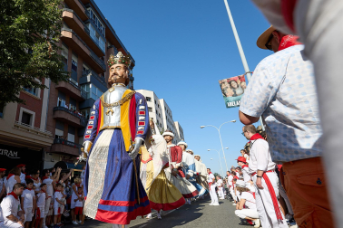 Fotos de la Comparsa de Gigantes y Cabezudos este lunes, 10 de julio.