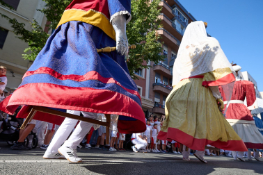 Fotos de la Comparsa de Gigantes y Cabezudos este lunes, 10 de julio.