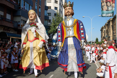 Fotos de la Comparsa de Gigantes y Cabezudos este lunes, 10 de julio.