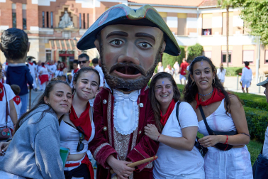 Fotos de la Comparsa de Gigantes y Cabezudos este lunes, 10 de julio.