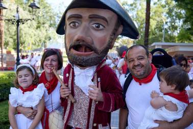 Fotos de la Comparsa de Gigantes y Cabezudos este lunes, 10 de julio.