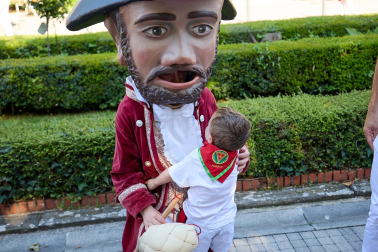 Fotos de la Comparsa de Gigantes y Cabezudos este lunes, 10 de julio.