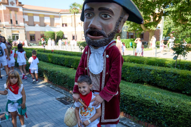 Fotos de la Comparsa de Gigantes y Cabezudos este lunes, 10 de julio.